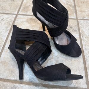 Stunning wrap style heel